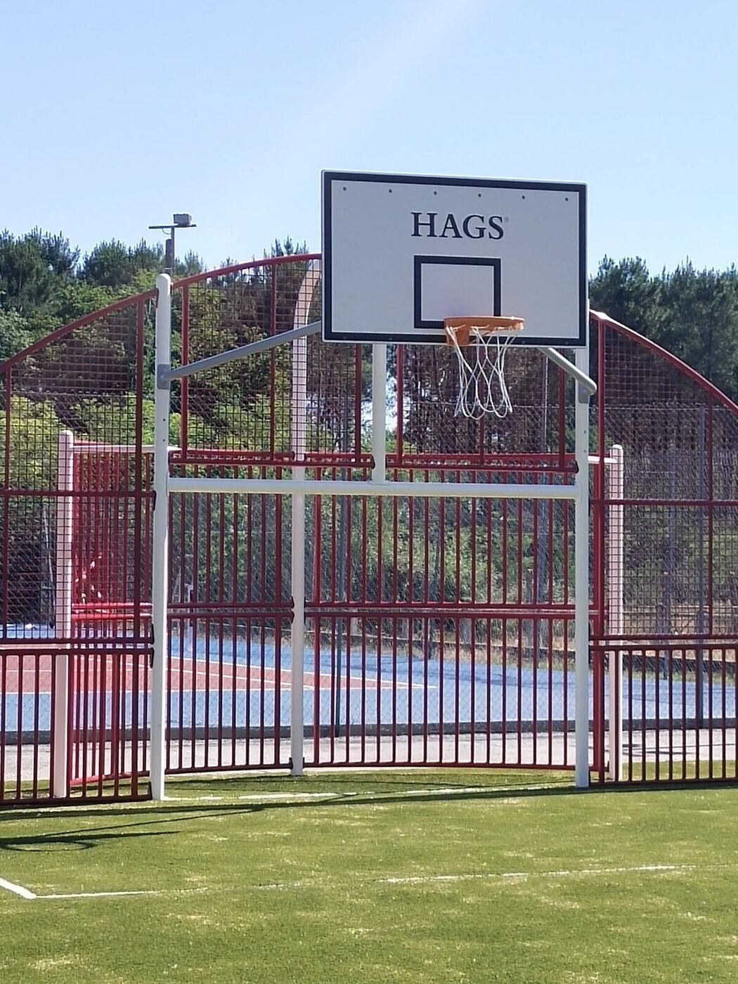 City-stade avec buts et panneaux de basket
