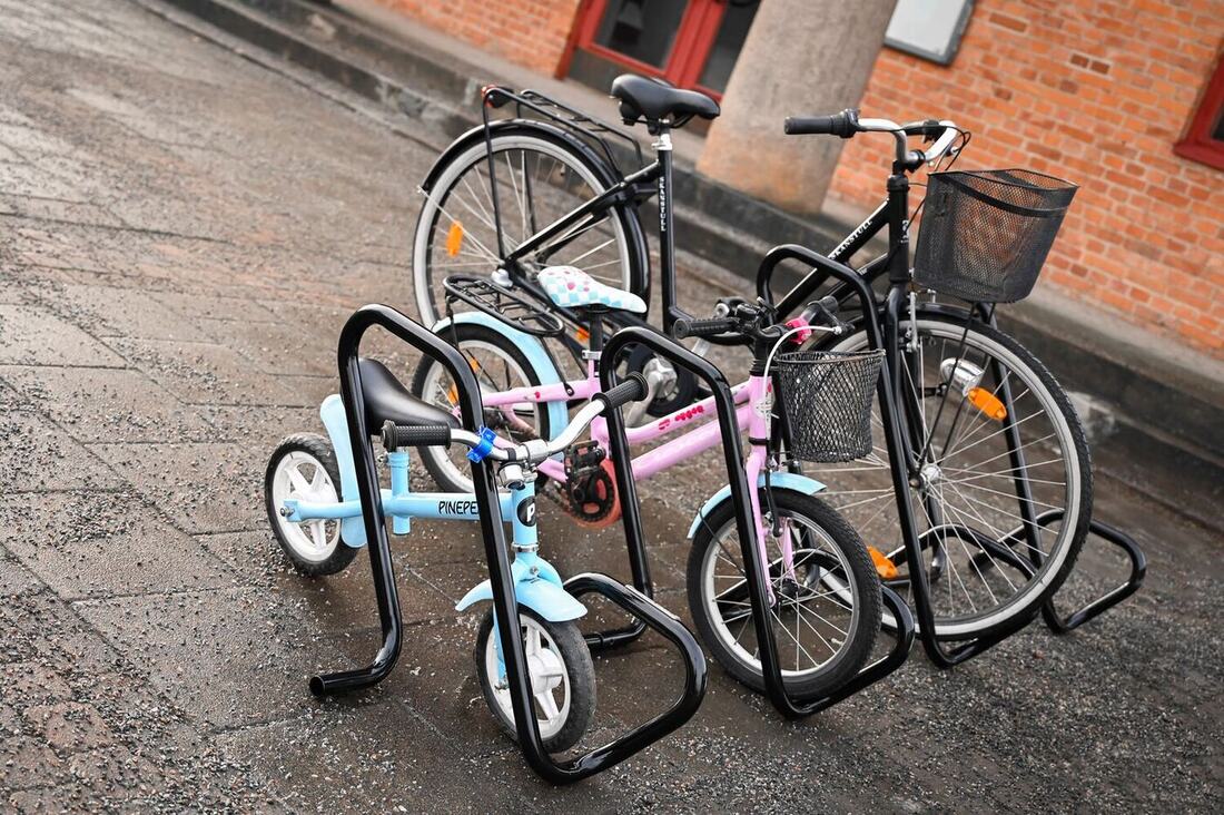 Mobilier urbain installé aux abords d'une aire de jeux