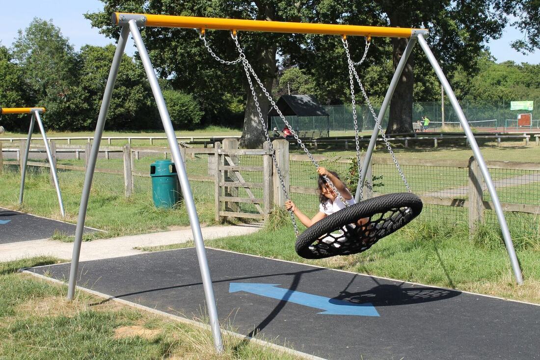 Enfants sur une structure de jeux multi-activités