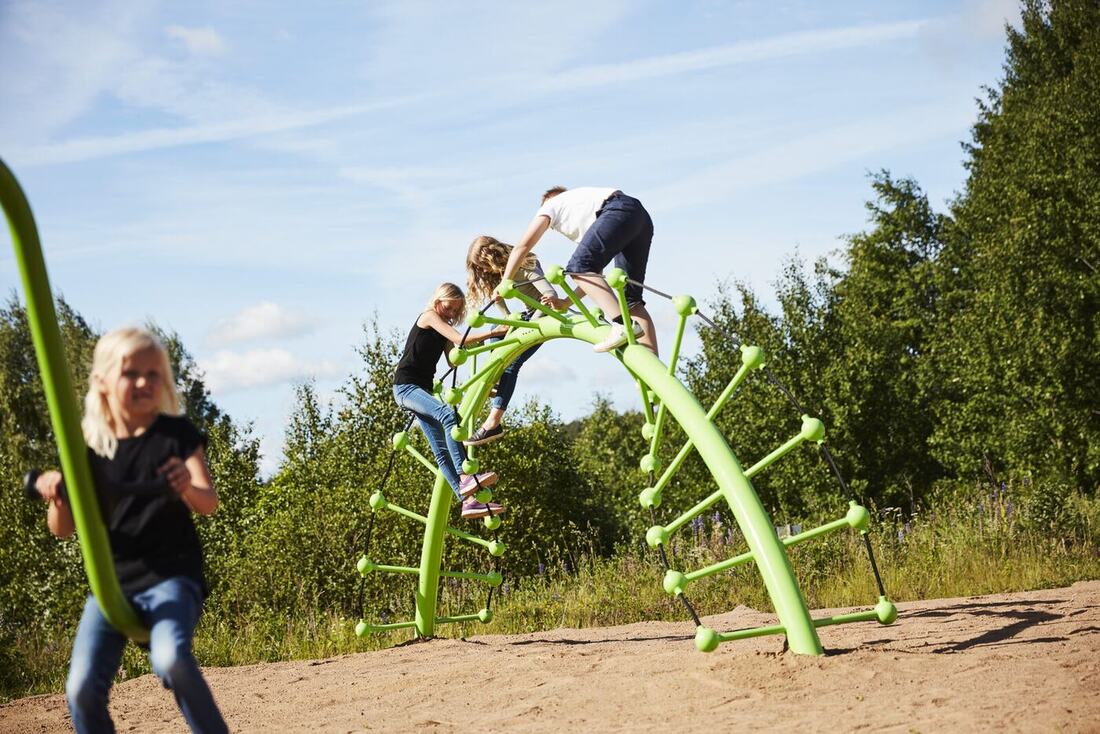 Structure de jeux multi-activités installée par Arena Jeux