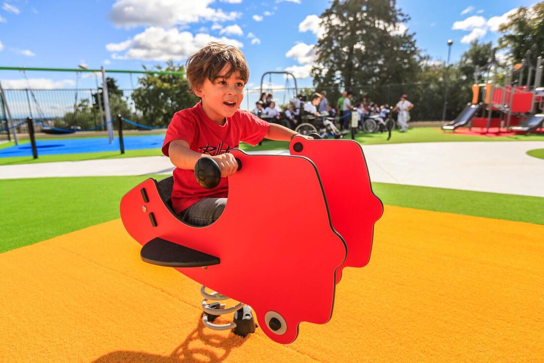 Enfants sur une structure de jeux multi-activités