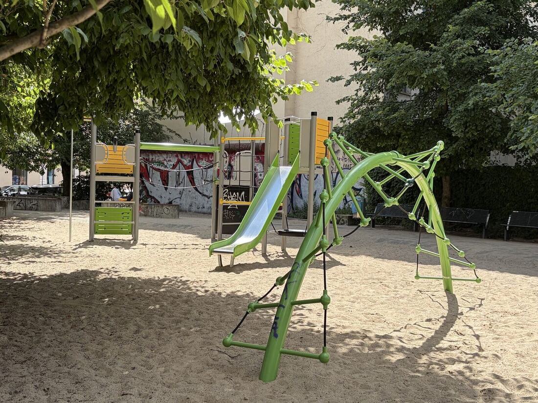 Structure de jeux multi-activités installée par Arena Jeux