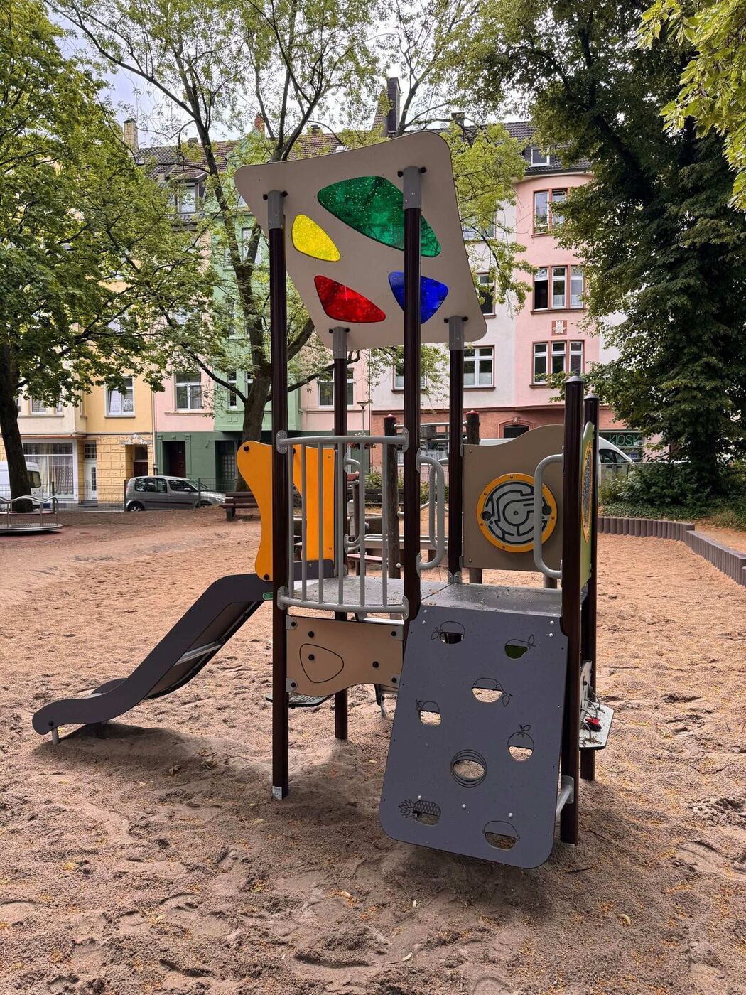 Enfants sur une structure de jeux multi-activités