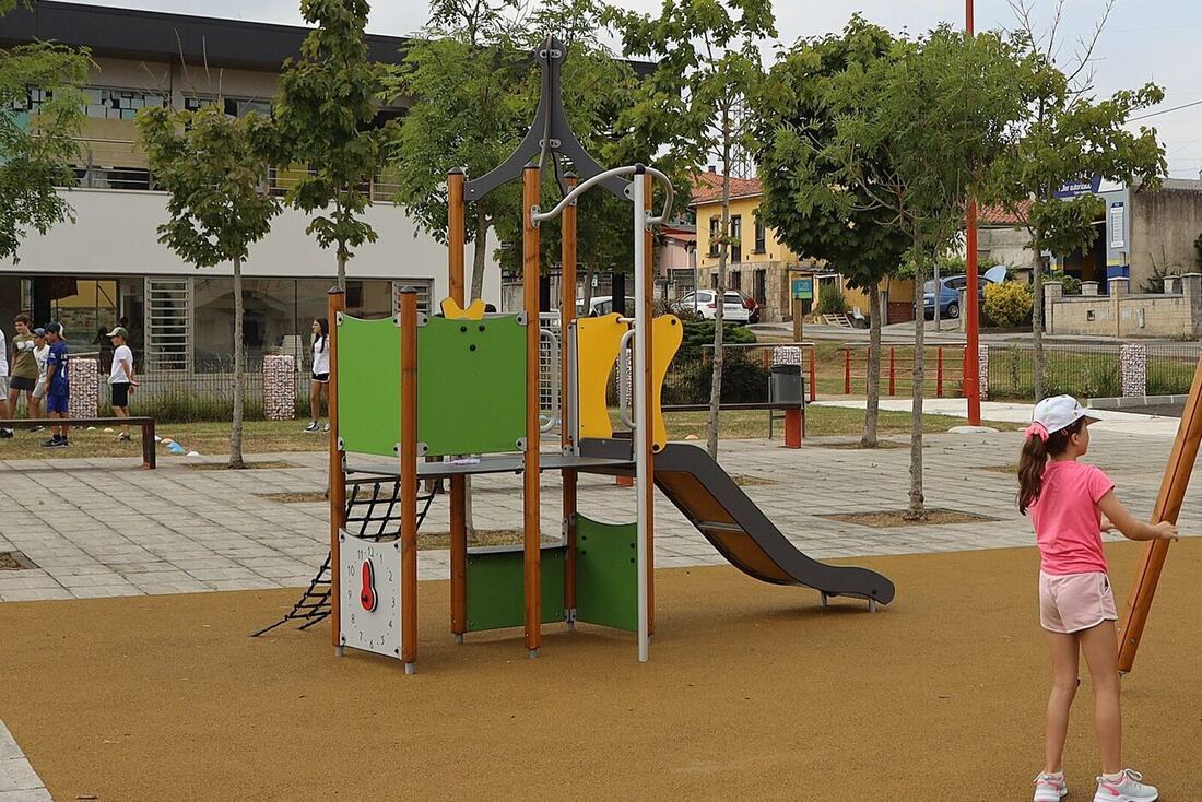 Enfants sur une structure de jeux multi-activités