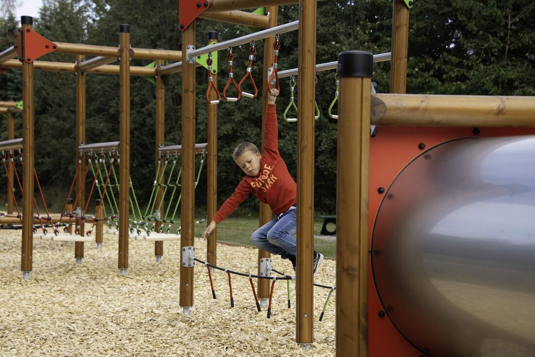 Enfants sur un parcours d'obstacles Ninja
