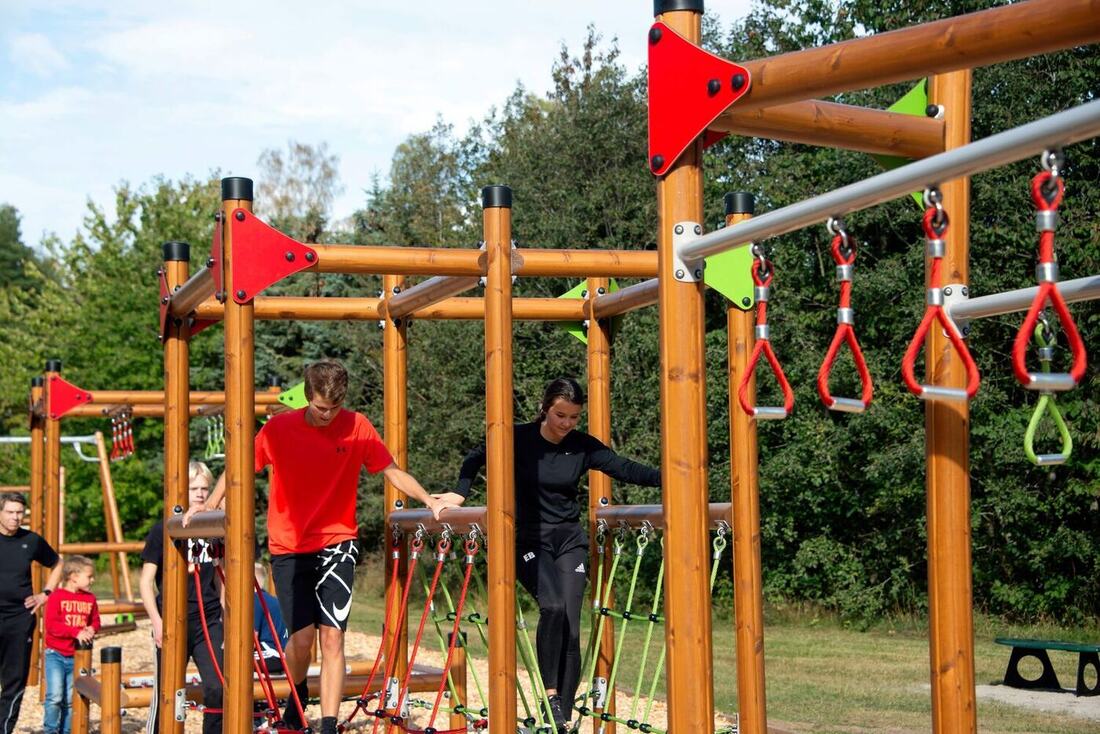 Enfants sur un parcours d'obstacles Ninja