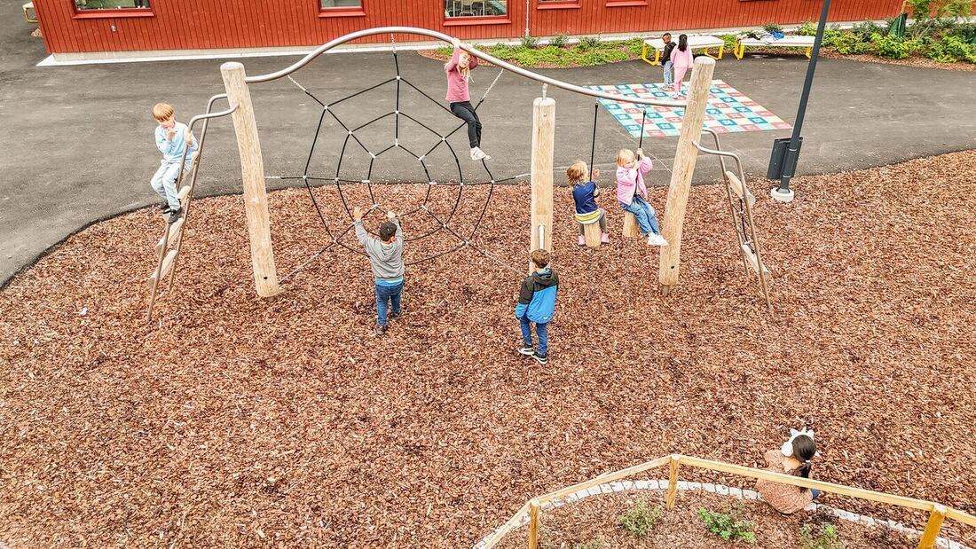 Espace de jeu naturel dans une cour d'école
