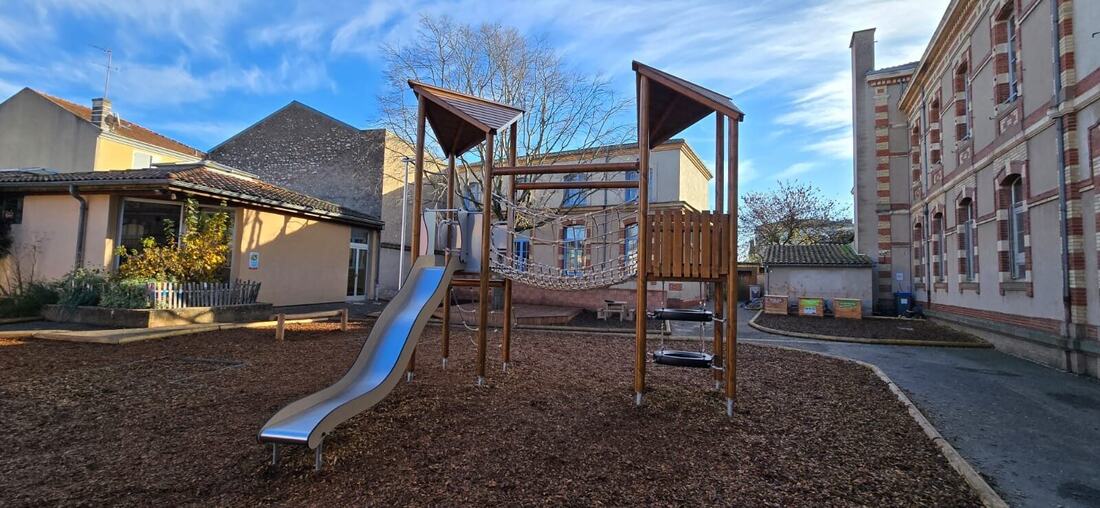 Cour Oasis aménagée avec jeux en bois et végétation