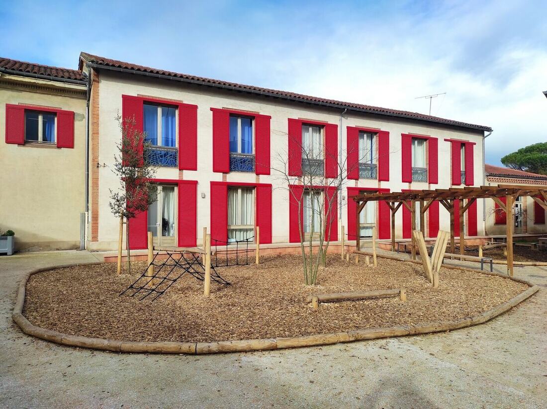 Espace de jeu naturel dans une cour d'école