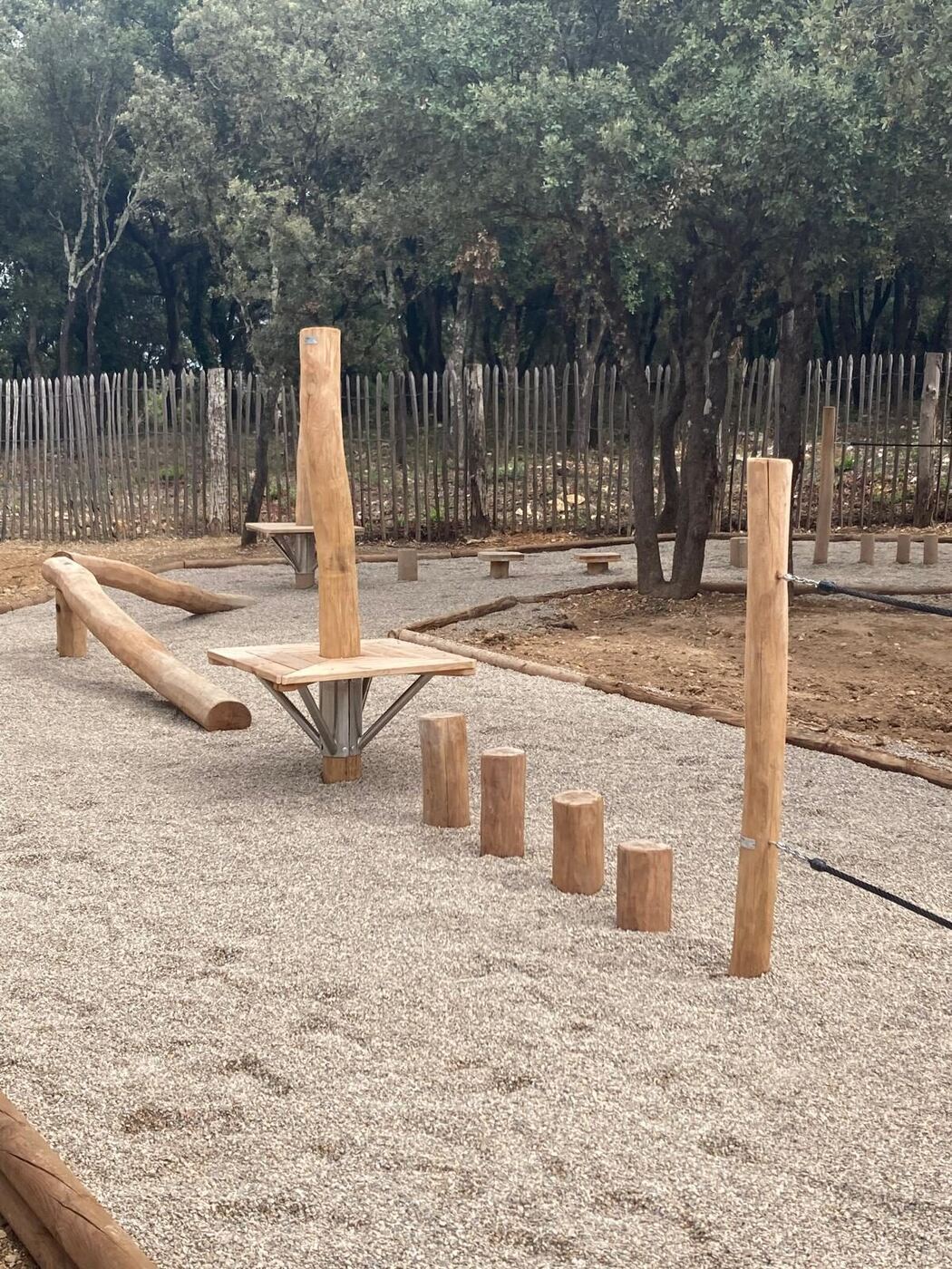 Mur d'activités et coin pédagogique d'une cour Oasis