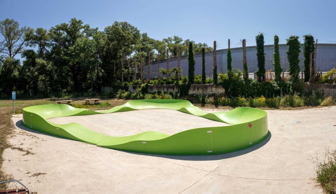 Rider sur un pumptrack en enrobé