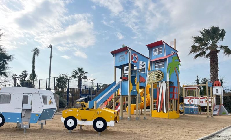 Aire de jeux personnalisée aux structures colorées