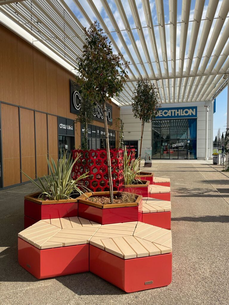 Mobilier urbain design rouge